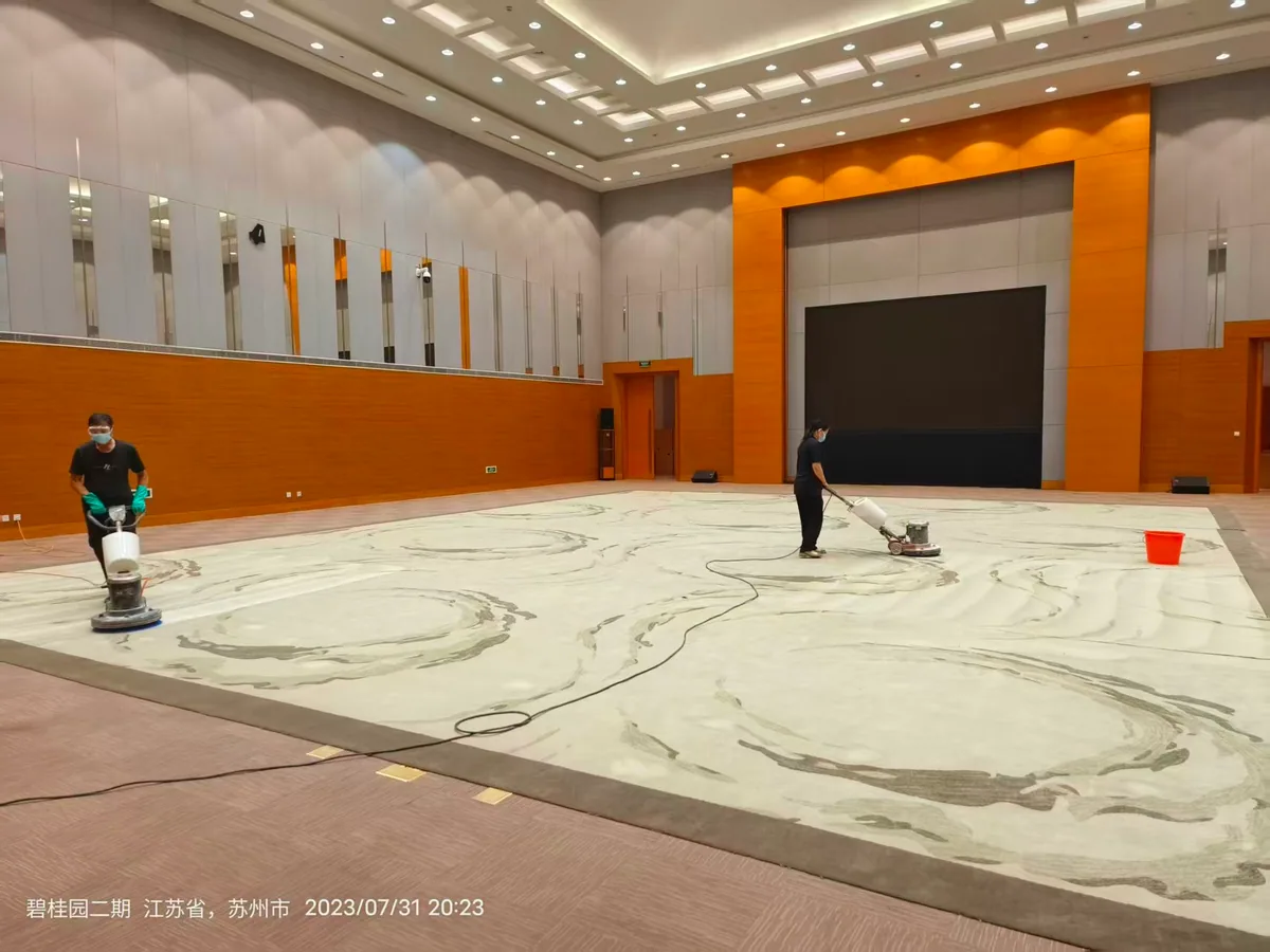 团队使用清洁设备进行地毯清洁